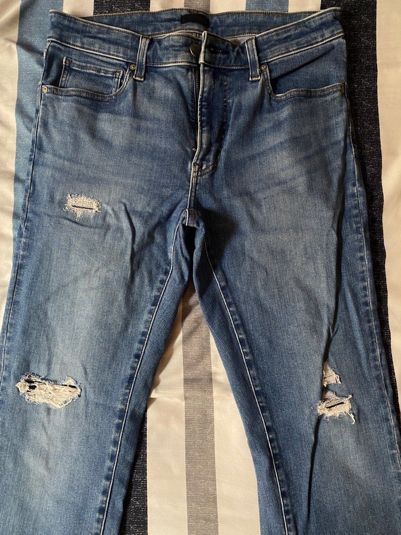 Uniqlo Jeans - Size 31 (Category: Jeans) located in Manila. Submitted by lopezangelo1818 (Listing ID 1404446890, Image 2). Description: - Uniqlo jeans - Light blue wash - Size 31 - Slim/Skinny fit - Cotton, polyester, and spandex blend - Zip fly and button closure.