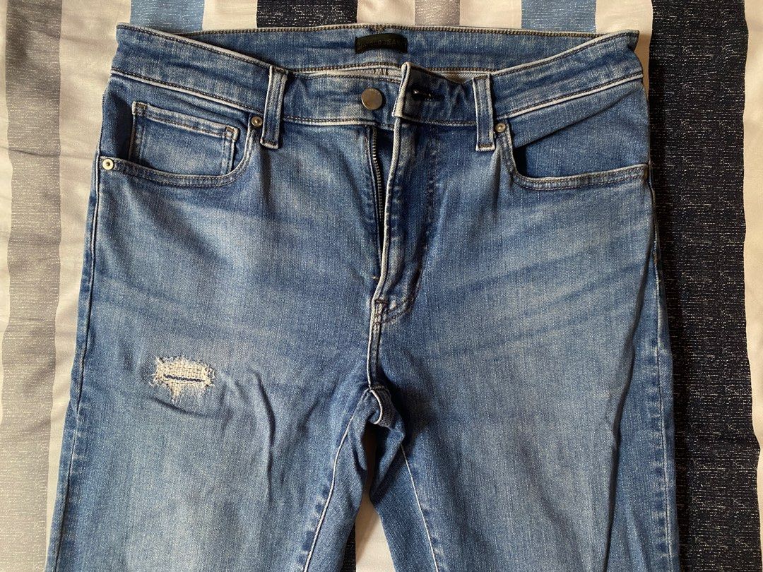 Uniqlo Jeans - Size 31 (Category: Jeans) located in Manila. Submitted by lopezangelo1818 (Listing ID 1404446890, Image 3). Description: - Uniqlo jeans - Light blue wash - Size 31 - Slim/Skinny fit - Cotton, polyester, and spandex blend - Zip fly and button closure.