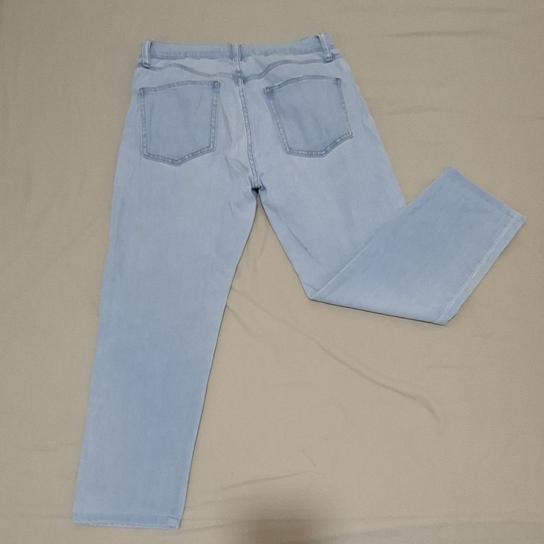 Uniqlo Light Wash Jeans Size 26 (Category: Jeans) located in Pasig City. Submitted by avcan (Listing ID 1404533229, Image 2). Description: - Uniqlo light wash jeans - Size 26 (66cm) - Made in Vietnam - Button closure - Classic five-pocket design - Cotton and spandex blend - Light blue wash - Straight leg cut - Versatile for various outfits.