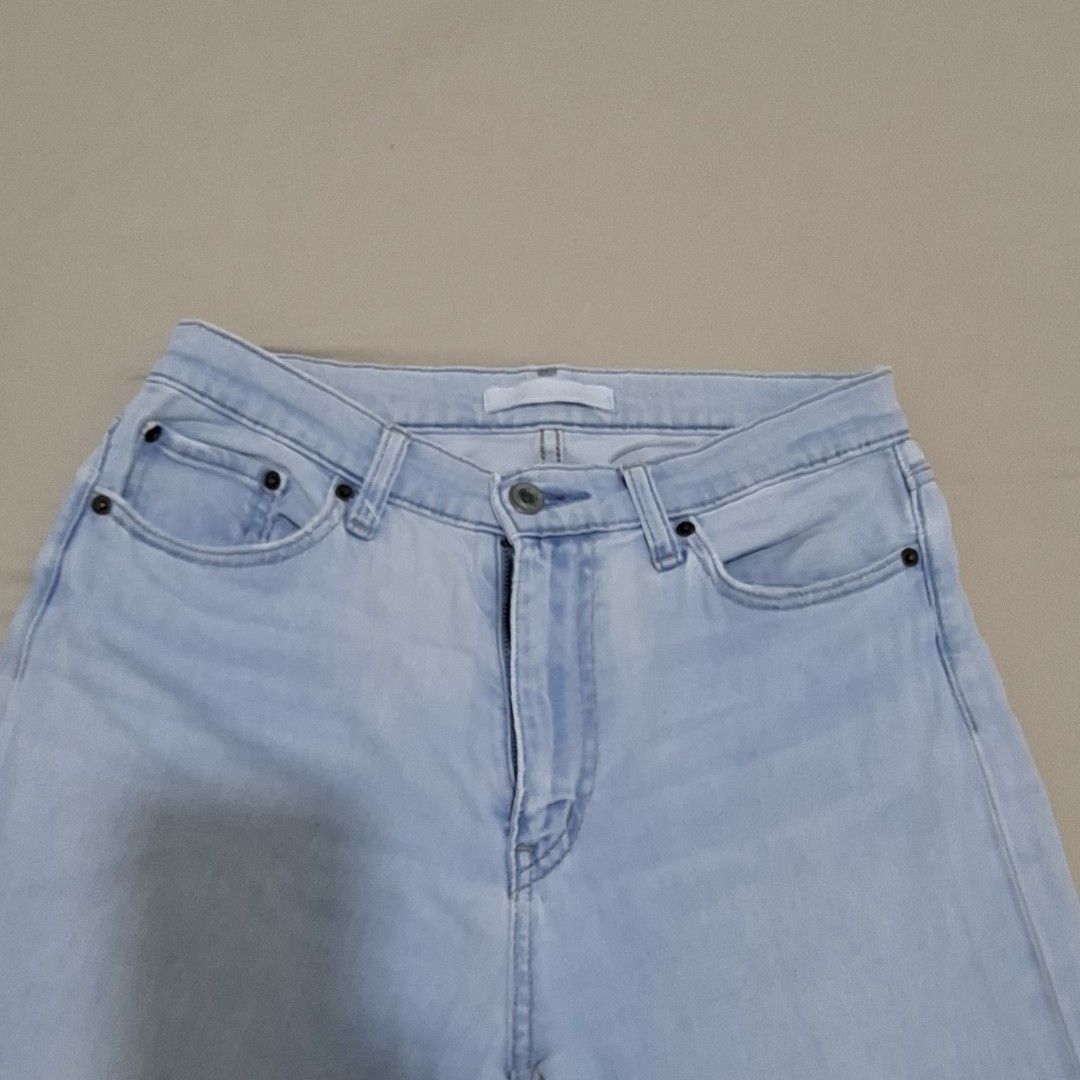 Uniqlo Light Wash Jeans Size 26 (Category: Jeans) located in Pasig City. Submitted by avcan (Listing ID 1404533229, Image 3). Description: - Uniqlo light wash jeans - Size 26 (66cm) - Made in Vietnam - Button closure - Classic five-pocket design - Cotton and spandex blend - Light blue wash - Straight leg cut - Versatile for various outfits.