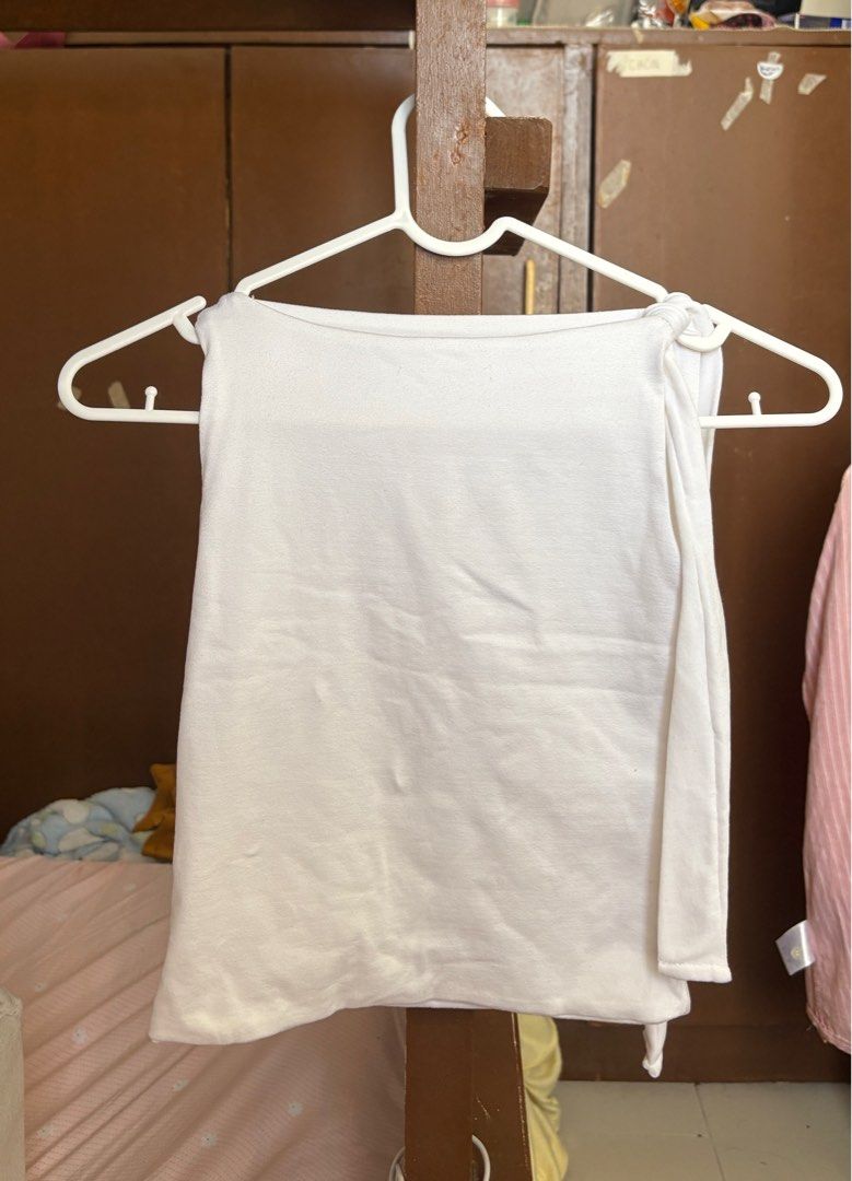 White Sleeveless Boatneck tie Top (Category: Sleeveless) located in Los Banos. Submitted by ddn_07 (Listing ID 1404460745, Image 1). Description: - White sleeveless boatneck top - XS to small - Comfortable, soft material - really elegant! - love this but don't like how it fits me :( - used only once.
