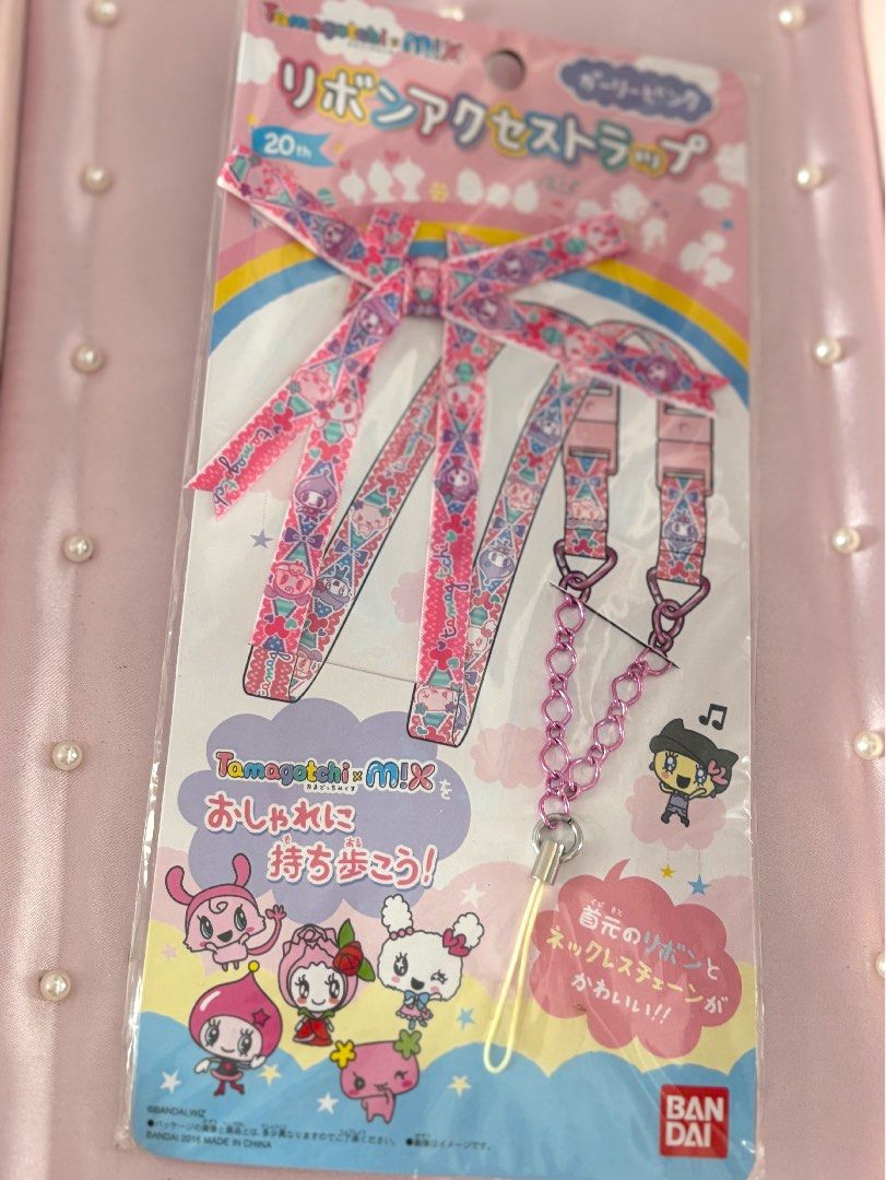 Y2K 年代物Tamagotchi Mix 20週年 蝴蝶結頸帶 （分類：日系周邊）位於 Hong Kong。 由 kawaiistoretokyo 提交（商品編號 1404439884，圖片 1）。簡介： 這是一款Tamagotchi Mix 20週年紀念蝴蝶結頸帶。頸帶設計有可愛的Tamagotchi角色圖案，並附有蝴蝶結裝飾。包裝上印有「Tamagotchi Mix」字樣，以及Bandai的標誌。頸帶背面有日文說明，包含安全警告和產品資訊。適合喜歡Tamagotchi的粉絲。 全新未用 $99 鑽石山站面交。