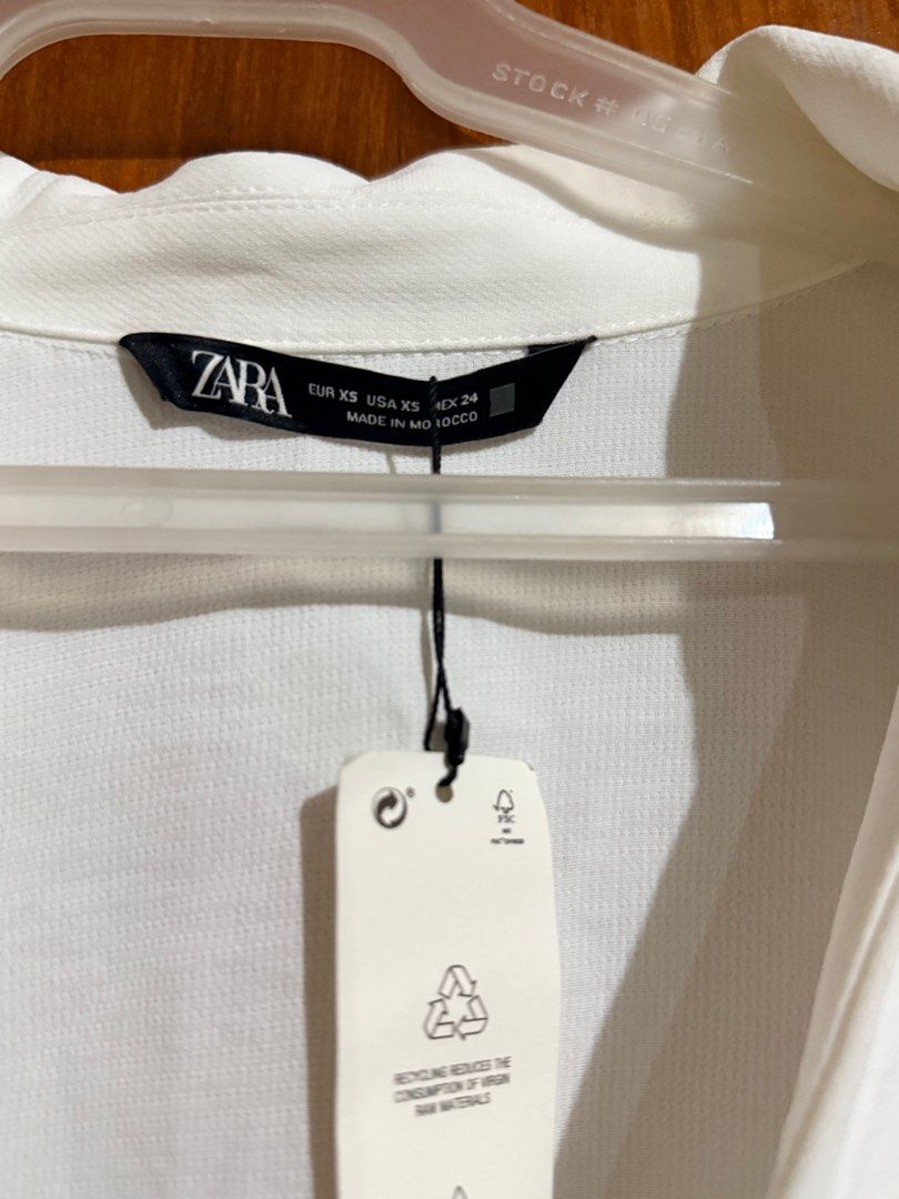 Zara White Dress XS (Category: Dresses) located in Las Pinas. Submitted by ssuarez0 (Listing ID 1404483013, Image 2). Description: - Zara white dress - Size: XS - Features a collared neckline - Short sleeves - Knot detail at the waist - New with tags.