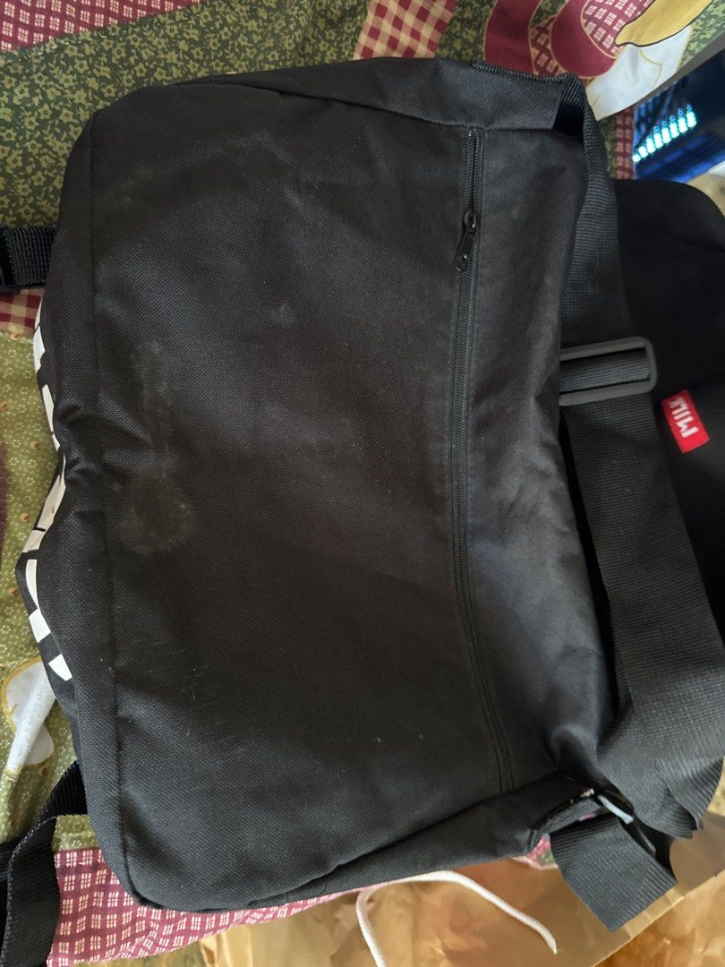 2026 light weight Reebok Classic Black Backpack (Category: Backpacks) located in Silang. Submitted by sari2bilina (Listing ID 1404616121, Image 1). Description: may flaws last pic ,,madaling matahi.