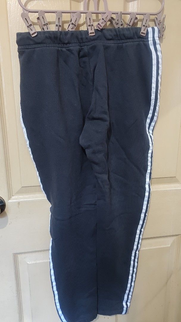 Adidas Gray Trefoil Jogging Pants Preloved (Category: Activewear) located in Pasig City. Submitted by retvsl (Listing ID 1404673729, Image 2). Description: Adidas Gray Trefoil Jogging Pants Preloved Excellent Condition size: 36 170/66A on tag 14in waist width x 37in length RFS: decluttering P650 loc: Manggahan, Pasig Buyer shoulders sf.
