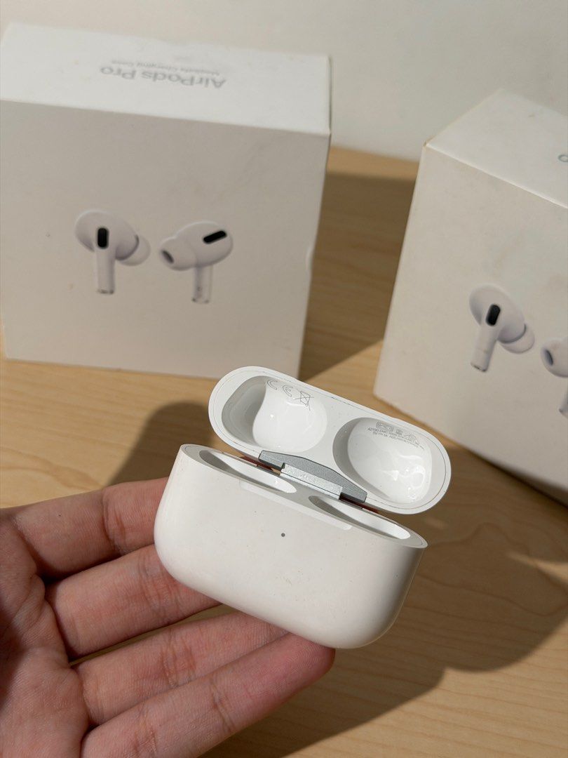 Airpods Pro Magsafe Charging Case (Lightning) (Category: Earphones) located in Muntinlupa City. Submitted by olivertsien37 (Listing ID 1404751271, Image 2). Description: Original Airpods Magsafe Charging Case (Lightning) Used but in good condition so signs of usage are present (minimal scratches only) Can include box Lost the left airpod so decided to sell tingi na lang haha Delivery via Lalamove only.
