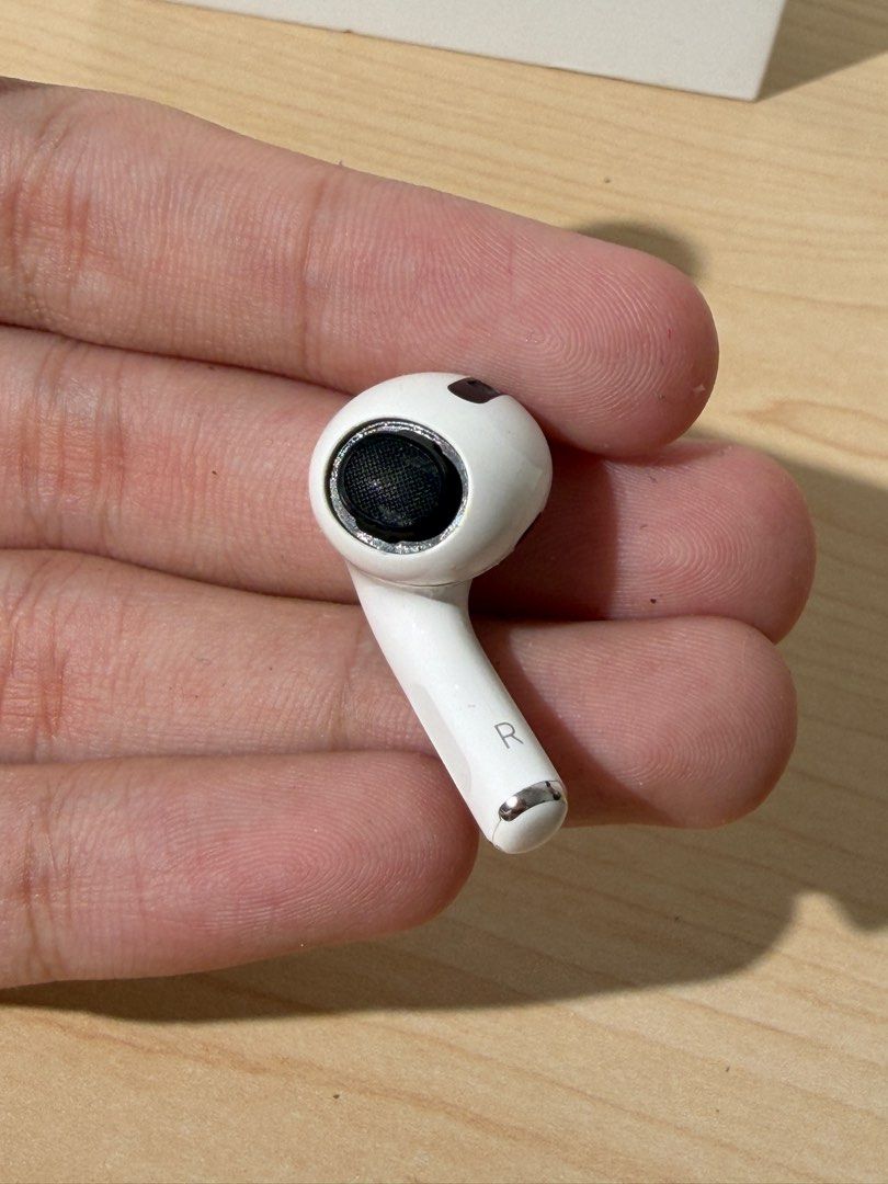 Apple AirPods Pro (Right Earbud) Magsafe Charging Case (Category: Earphones) located in Muntinlupa City. Submitted by olivertsien37 (Listing ID 1404751651, Image 2). Description: Right earbud for Apple Airpods Pro Wireless Charging Case (Lightning) Good condition RFS: Lost the left earbud so decided to sell na lang Delivery via Lalamove only.