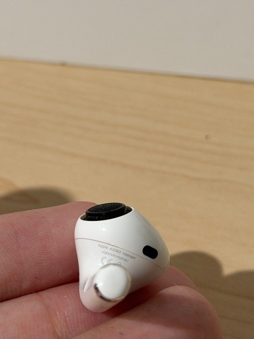 Apple AirPods Pro (Right Earbud) Magsafe Charging Case (Category: Earphones) located in Muntinlupa City. Submitted by olivertsien37 (Listing ID 1404751651, Image 3). Description: Right earbud for Apple Airpods Pro Wireless Charging Case (Lightning) Good condition RFS: Lost the left earbud so decided to sell na lang Delivery via Lalamove only.