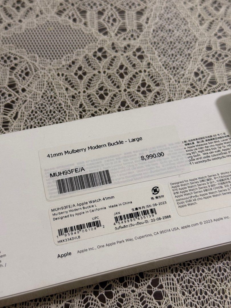 Apple Watch 41mm Mulberry Modern Buckle - Large (Category: Wearables & Smart Watches) located in Paranaque City. Submitted by closetclearing_ (Listing ID 1404751906, Image 2). Description: Apple Watch Magnetic Leather Link All brand new sealed For 41mm and 45mm Available in Taupe Pacific Blue Evergreen Meetup paranaque area only If delivery, via grabexpress only no lalamove Apple Watch Modern Buckle For 41mm Available in Tan Mulberry Meetup paran