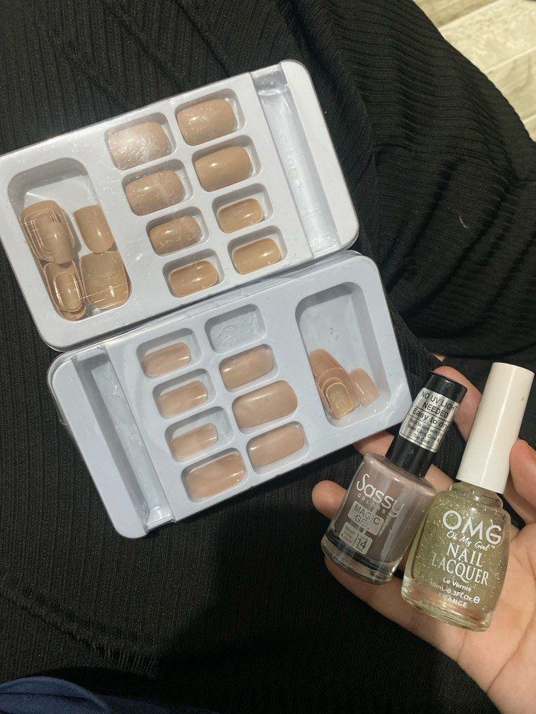 Fake nail set with nail polish (Category: Hands & Nails) located in Manila. Submitted by caiiowo629_ (Listing ID 1404761532, Image 1). Description: Take all for 200.