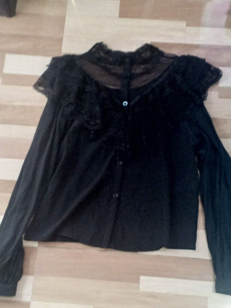 Gothic black lace detail long sleeves (Category: Longsleeves) located in Cavite. Submitted by chlnkcrtvs (Listing ID 1404673206, Image 2). Description: .