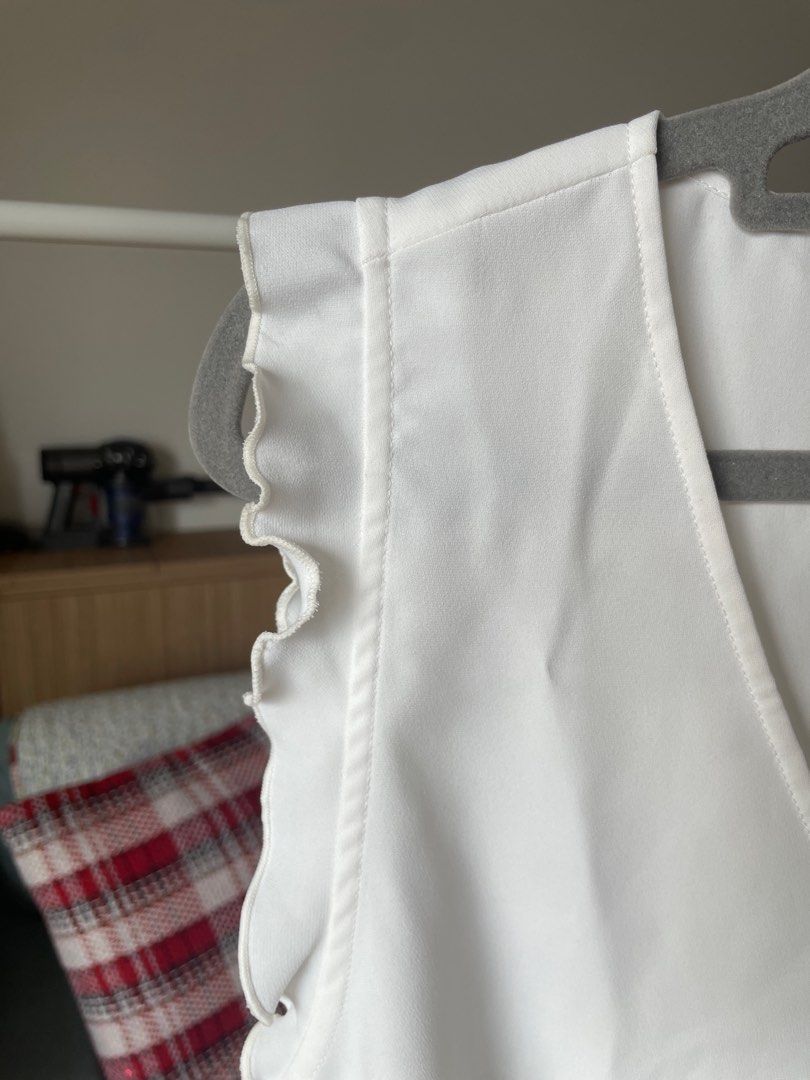 H&M White Blouse with Ruffle Sleeves (Category: Blouses) located in Muntinlupa City. Submitted by bcab93 (Listing ID 1404620222, Image 3). Description: - Good office top - Features a V-neck with ruffled detailing on sleeves - Straight fit on the torso so it’s pretty comfortable.