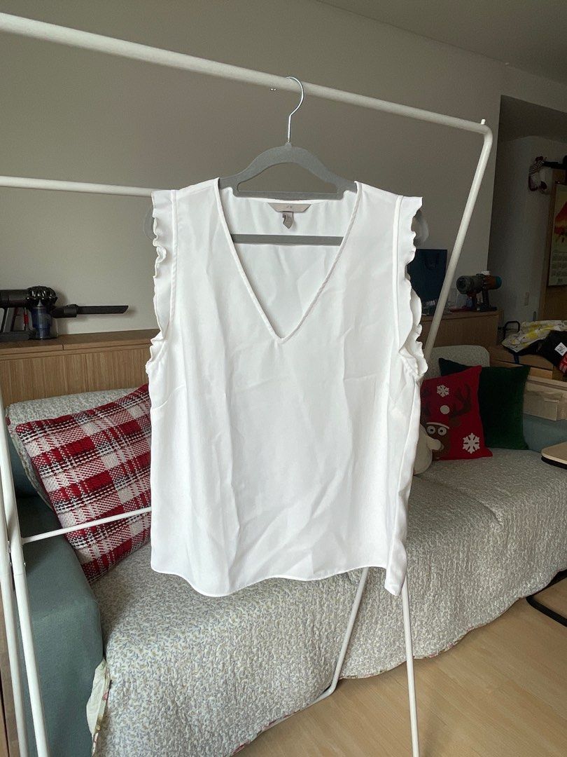 H&M White Blouse with Ruffle Sleeves (Category: Blouses) located in Muntinlupa City. Submitted by bcab93 (Listing ID 1404620222, Image 1). Description: - Good office top - Features a V-neck with ruffled detailing on sleeves - Straight fit on the torso so it’s pretty comfortable.