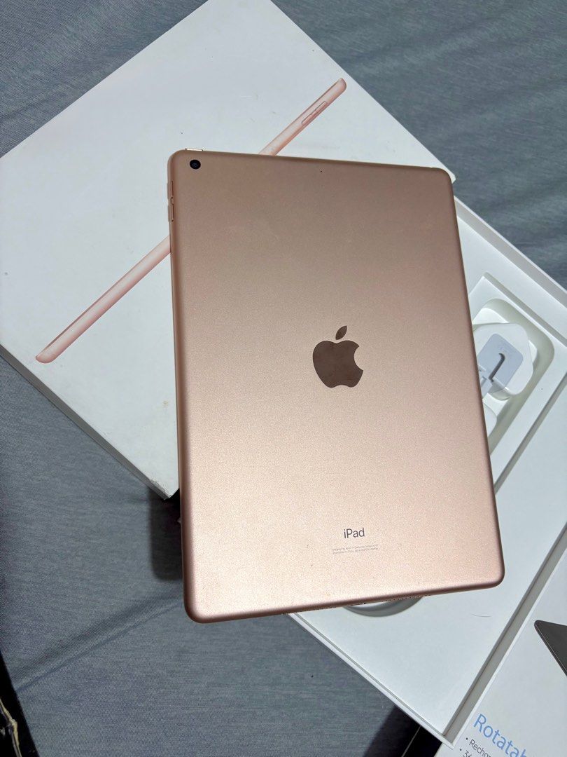 Ipad 7th gen 128gb (Category: iPad) located in Manila. Submitted by tjescanilla0308 (Listing ID 1404613258, Image 1). Description: Selling my daugther's preloved ipad 7th gen. 128gb. Good as new. Walang gasgas at issue. Kasama na po mga keyboard, case at pen. Rfs: upgrade.