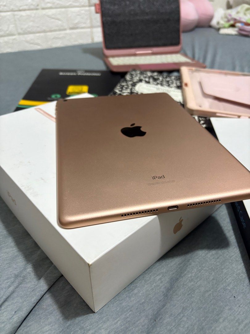 Ipad 7th gen 128gb (Category: iPad) located in Manila. Submitted by tjescanilla0308 (Listing ID 1404613258, Image 2). Description: Selling my daugther's preloved ipad 7th gen. 128gb. Good as new. Walang gasgas at issue. Kasama na po mga keyboard, case at pen. Rfs: upgrade.