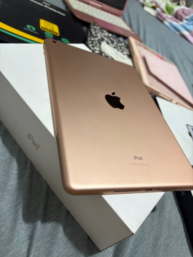 Ipad 7th gen 128gb (Category: iPad) located in Manila. Submitted by tjescanilla0308 (Listing ID 1404613258, Image 3). Description: Selling my daugther's preloved ipad 7th gen. 128gb. Good as new. Walang gasgas at issue. Kasama na po mga keyboard, case at pen. Rfs: upgrade.