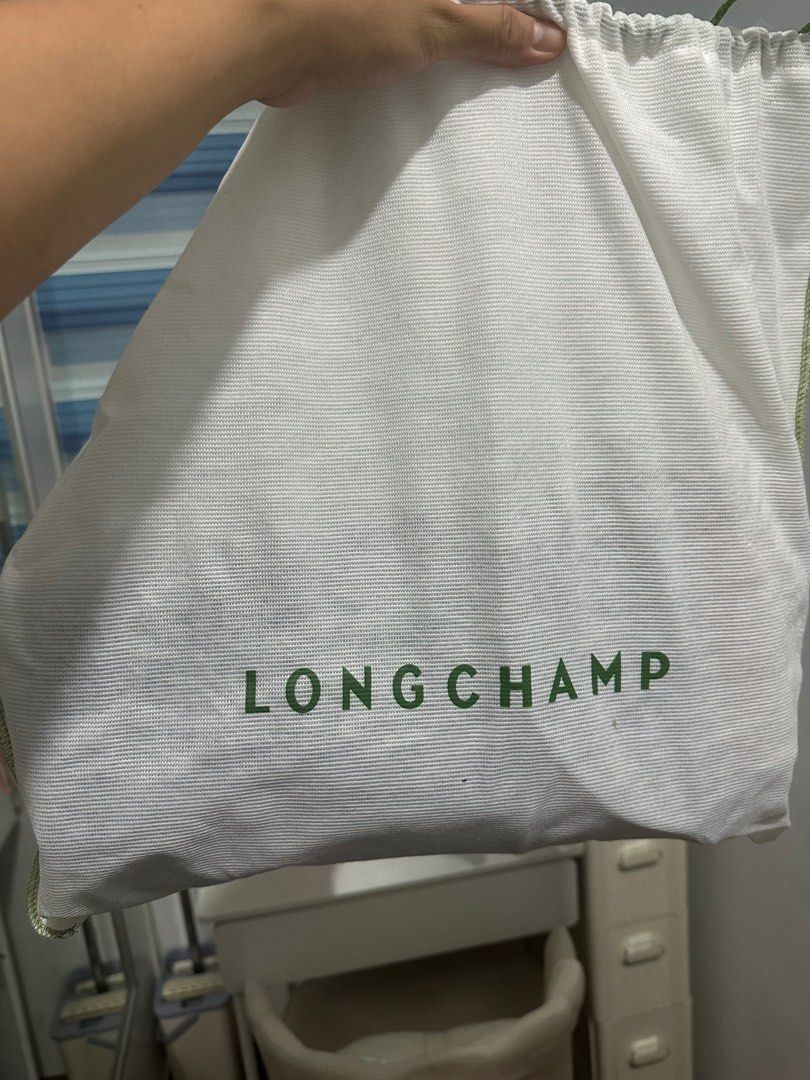 Long Champ Boxford Large Travel Bag (Category: Luxury Bags & Wallets) located in Caloocan City. Submitted by minnieellezirkenna (Listing ID 1404765200, Image 3). Description: Selling my Long Champ Boxford Travel Bag Complete with Dustbag, Paperbag and Crossbody Handle Rfs: Decluttering Look is good as new.
