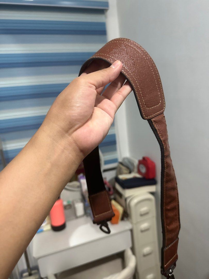 Long Champ Boxford Large Travel Bag (Category: Luxury Bags & Wallets) located in Caloocan City. Submitted by minnieellezirkenna (Listing ID 1404765200, Image 2). Description: Selling my Long Champ Boxford Travel Bag Complete with Dustbag, Paperbag and Crossbody Handle Rfs: Decluttering Look is good as new.