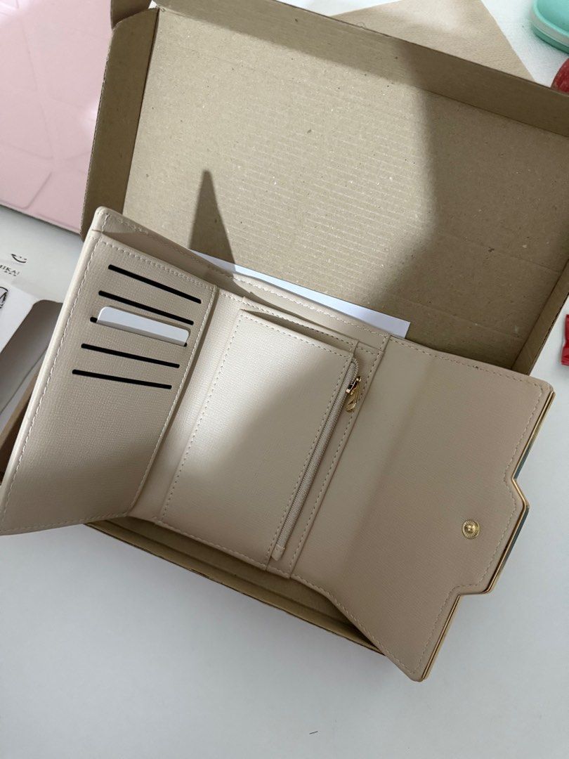 Mikana Miwako Trifold Short Wallet (Category: Wallets & Card holders) located in Taguig. Submitted by raninini (Listing ID 1404710131, Image 3). Description: - brand new Tri-fold wallet with gold snap button closure Material: PU Leather Dimension: 9.7 x 14 x 3.2cm Weight: 140g Colors available: Beige, Pink & Green INTERIOR: One full-length cash compartment Five card slots one zipper pocket .