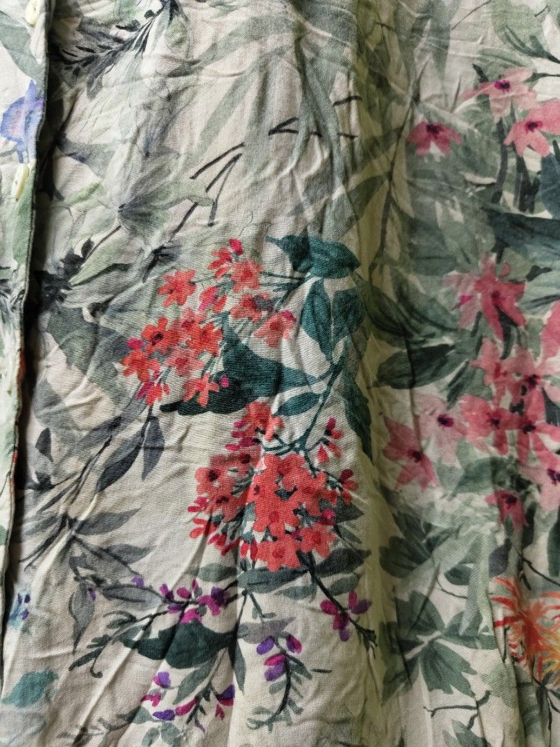 oysho floral blouse (Category: Blouses) located in Manila. Submitted by declutterwithme0809 (Listing ID 1404716150, Image 3). Description: - oysho blouse - Floral design - complete buttons - Size L - Made of smooth fabric - Versatile and classic style - 20 inches long All items can be shipped thru lalamove,JRS,LBC. (no to free shipping) if i can't reply asap you can also message me on messenger: via martinez or me on my number: 09612095878.