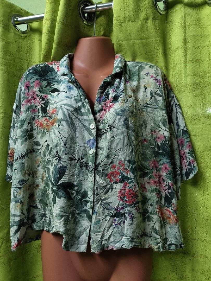 oysho floral blouse (Category: Blouses) located in Manila. Submitted by declutterwithme0809 (Listing ID 1404716150, Image 1). Description: - oysho blouse - Floral design - complete buttons - Size L - Made of smooth fabric - Versatile and classic style - 20 inches long All items can be shipped thru lalamove,JRS,LBC. (no to free shipping) if i can't reply asap you can also message me on messenger: via martinez or me on my number: 09612095878.