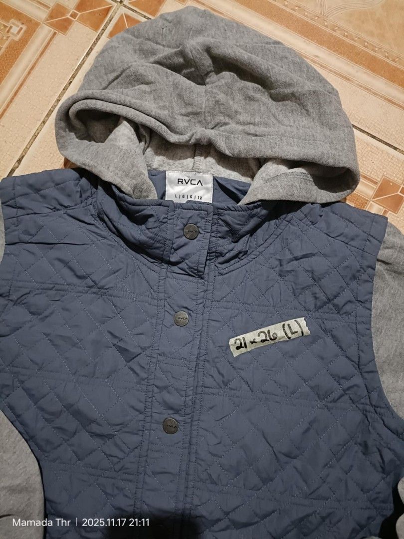 RVCA Hood (Category: Coats, Jackets and Outerwear) located in Alburquerque. Submitted by ayrelieonlineshop (Listing ID 1404745123, Image 2). Description: RVCA Hood jacket size large dimensions. W-21 L-26 excellent condition.