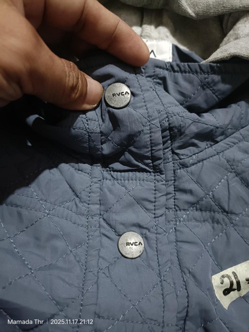 RVCA Hood (Category: Coats, Jackets and Outerwear) located in Alburquerque. Submitted by ayrelieonlineshop (Listing ID 1404745123, Image 3). Description: RVCA Hood jacket size large dimensions. W-21 L-26 excellent condition.