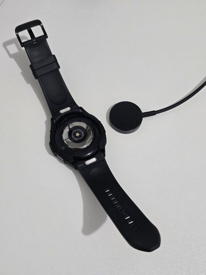 Samsung Galaxy Watch 6 Classic (40mm) (Category: Wearables & Smart Watches) located in Makati City. Submitted by armandothethird (Listing ID 1404705127, Image 2). Description: Samsung Galaxy Watch 6 Classic GOOD AS NEW - Black, 40mm - S/M Original Strap - Ring protection included (installed) - Watch case (installed) - Original box and charger included Bought from Samsung Store at Robinsons (Original SRP; P16,990) Lightly used and not being used a