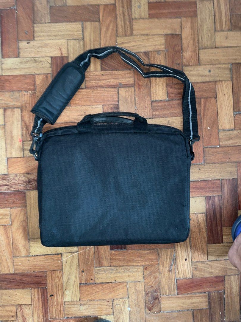 Solo Laptop Side Bag (Category: Laptop Bags & Sleeves) located in San Pablo. Submitted by jk.items (Listing ID 1404636610, Image 2). Description: Slim Laptop Bag Can fit up to 15inch Laptops Rfs: declutter .