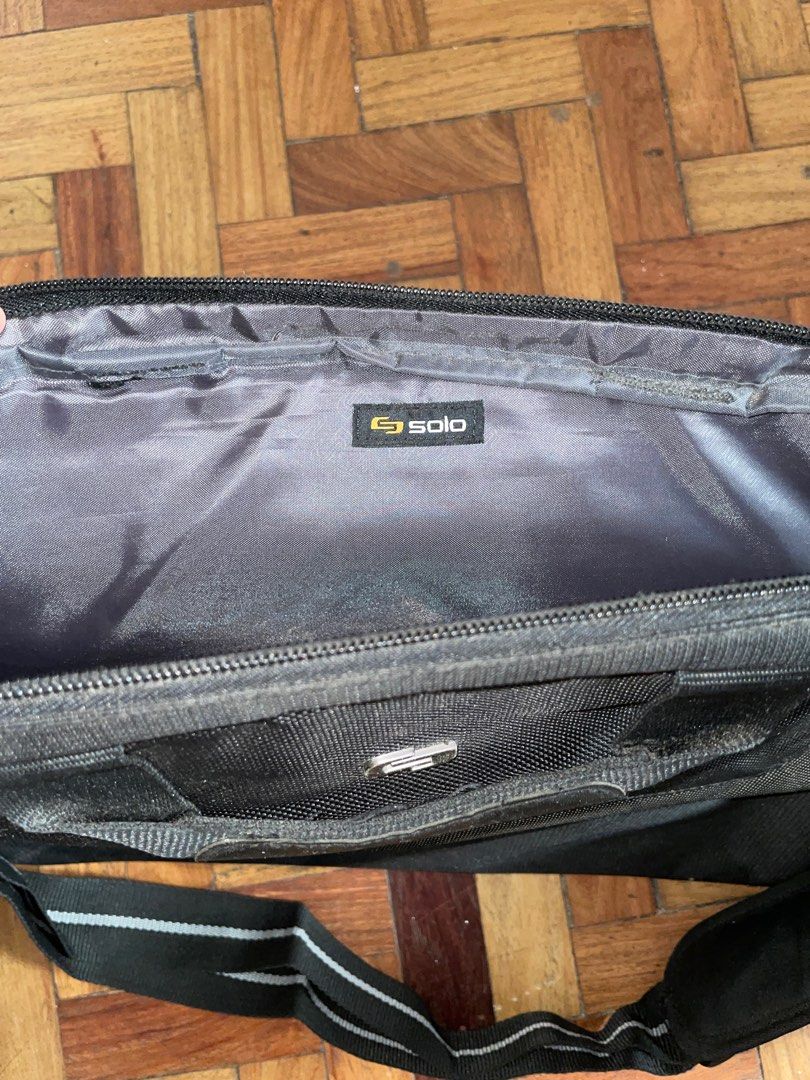 Solo Laptop Side Bag (Category: Laptop Bags & Sleeves) located in San Pablo. Submitted by jk.items (Listing ID 1404636610, Image 3). Description: Slim Laptop Bag Can fit up to 15inch Laptops Rfs: declutter .