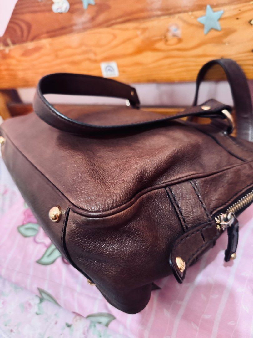 Tod’s Took Tracolla bag (Category: Luxury Bags & Wallets) located in Makati City. Submitted by chubzzz (Listing ID 1404578213, Image 2). Description: Rare and beautiful! 💕 .