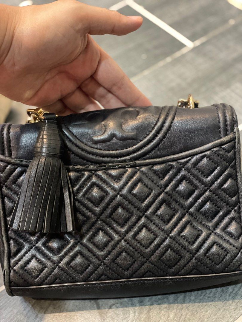 Tory Burch Black Quilted Crossbody Bag (Category: Luxury Bags & Wallets) located in Alfonso. Submitted by stuffstolove (Listing ID 1404648452, Image 2). Description: .