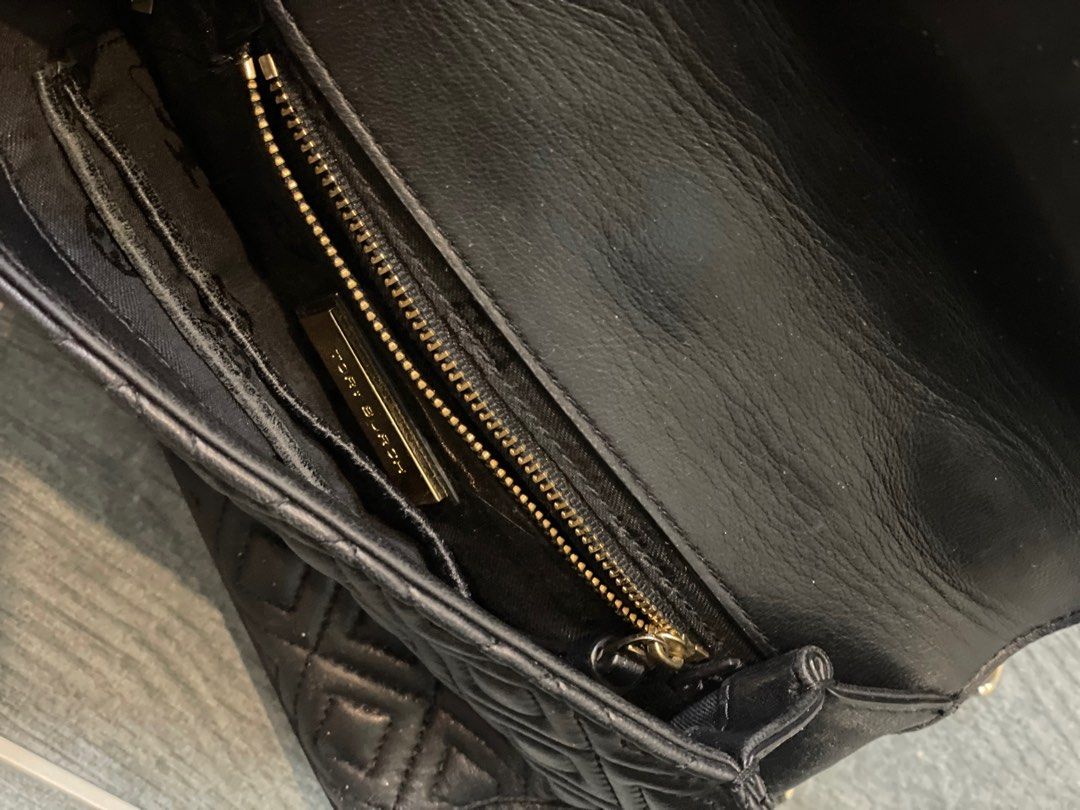 Tory Burch Black Quilted Crossbody Bag (Category: Luxury Bags & Wallets) located in Alfonso. Submitted by stuffstolove (Listing ID 1404648452, Image 3). Description: .