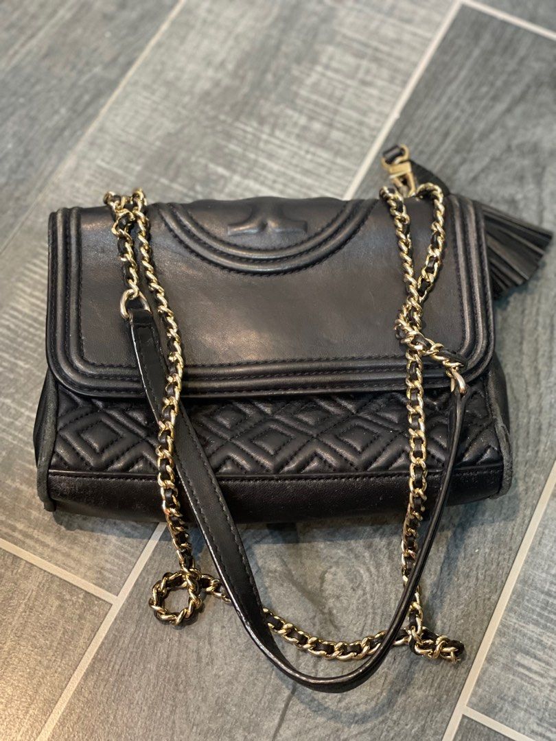 Tory Burch Black Quilted Crossbody Bag (Category: Luxury Bags & Wallets) located in Alfonso. Submitted by stuffstolove (Listing ID 1404648452, Image 1). Description: .