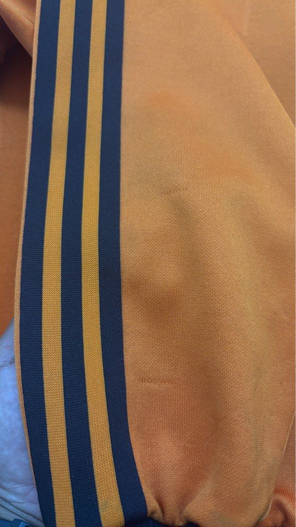 Traktop (Category: Coats, Jackets and Outerwear) located in Tawau. Submitted by amboalang (Listing ID 1404687537, Image 3). Description: 🇲🇾adidas tracktop oren menyala -condition 8/10 -size tag 3 -whtsapp kosong 1114150030.