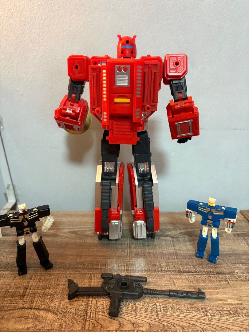 Transformers Blaster (Transistor) (Category: Action & Battle Toys) located in Pasig City. Submitted by grecoman (Listing ID 1404664373, Image 3). Description: - no box - Includes two mini-cassette figures - weapons and parts as seen in pictures - no mini-robot weapons - Only 1 horn - Ideal for Transformers collectors and fans Rfs: need money for Christmas .