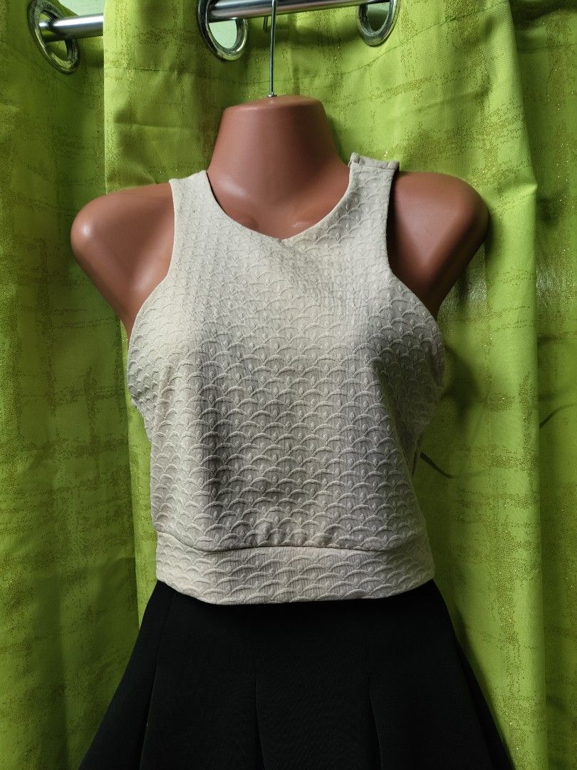Valleygirl Tank top (Category: Sleeveless) located in Manila. Submitted by declutterwithme0809 (Listing ID 1404719540, Image 2). Description: - Tank top - deisign indicated in photo - fit - Size S - Made of smooth fabric - Versatile and classic style - 16 inches long All items can be shipped thru lalamove,JRS,LBC. (no to free shipping) if i can't reply asap you can also message me on messenger: via martinez or me on my number: 09612095878.