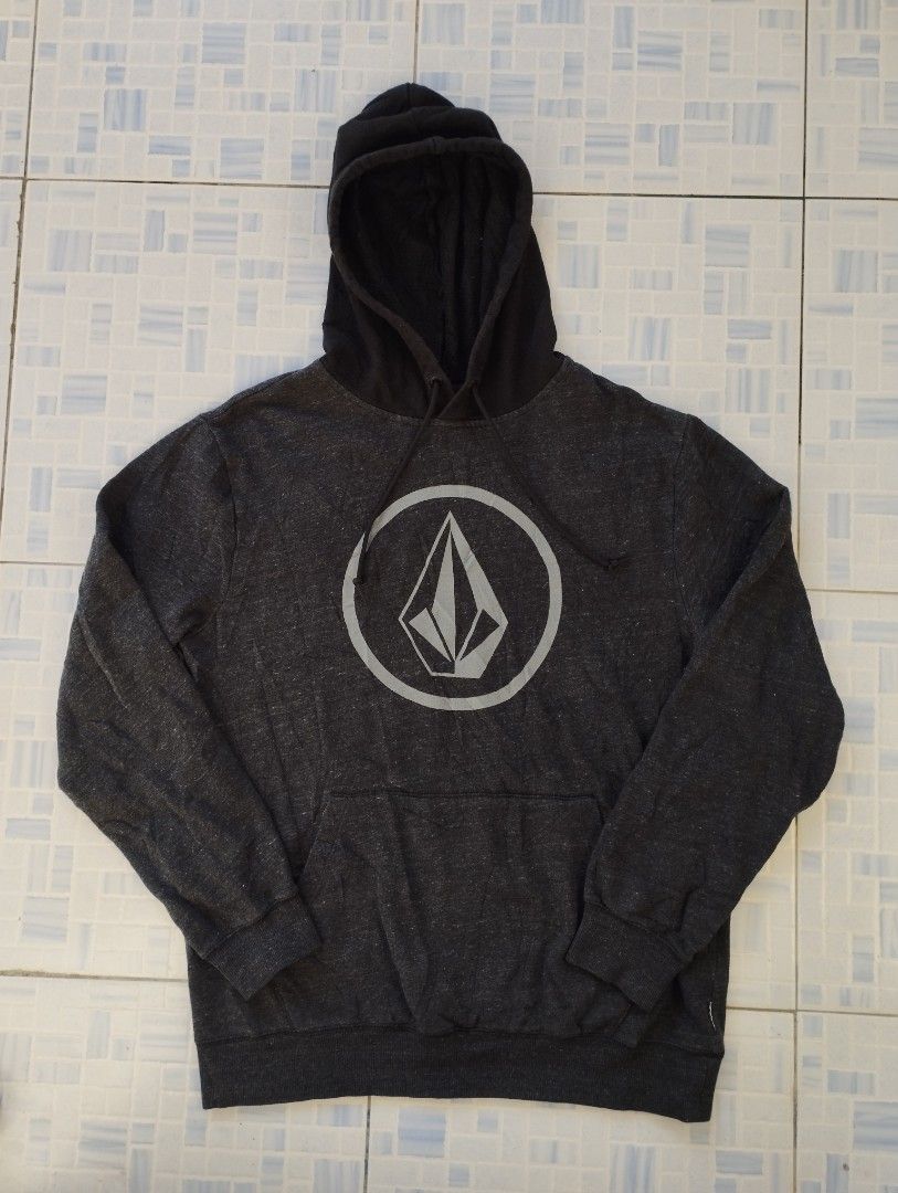 Volcom Hoodie - Gray (Category: Hoodies) located in Gapan. Submitted by momsbasement (Listing ID 1404770360, Image 1). Description: Volcom Stone Hoody Jacket Size Large Width 22.5 x Length 28.5 Very Good Condition Price : 390 + Sf.