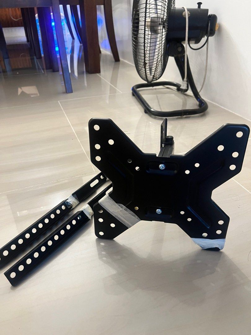 Westinghouse TV Wall Mount (Category: TV Parts & Accessories) located in Manila. Submitted by kilogramdynamite (Listing ID 1404769715, Image 1). Description: - Westinghouse TV wall mount - Includes main bracket and two extension arms - Color: Black - Condition: Good - Securely holds your TV on the wall - Space-saving and aesthetically pleasing.