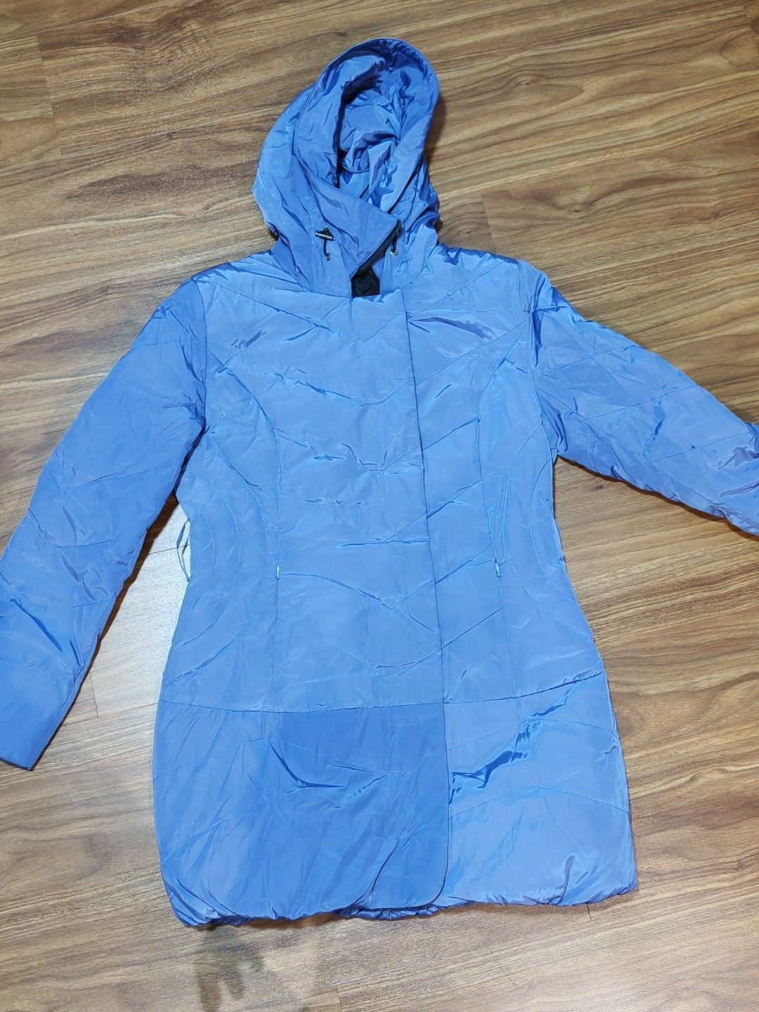 Winter Jacket (Category: Coats, Jackets and Outerwear) located in Singapore. Submitted by preloving_ddh (Listing ID 1404656096, Image 1). Description: worn once or twice for a trip. can stand temp 5-15°C.