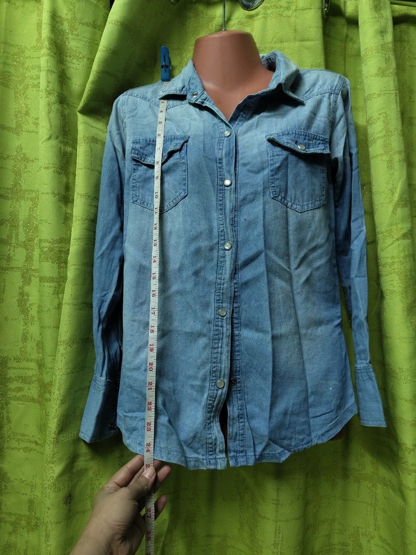 ZARA denim Longsleeves (Category: Coats, Jackets and Outerwear) located in Manila. Submitted by declutterwithme0809 (Listing ID 1404726412, Image 2). Description: - ZARA denim Longsleeves/jacket - Denim - full vuttons - Size fit to XS to S - Made of smooth fabric - 24 inches long / arms circumference is 8 All items can be shipped thru lalamove,JRS,LBC. (no to free shipping) if i can't reply asap you can also message me on messenger: via martinez 