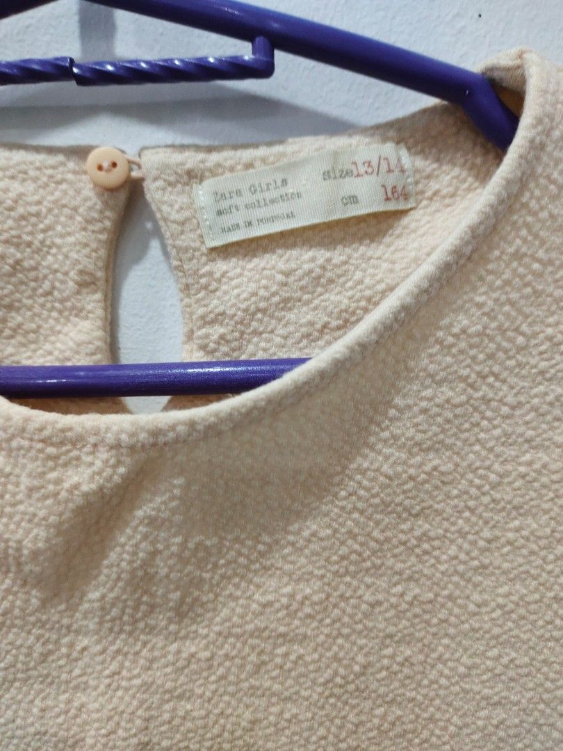 Zara Girls Embroidered Top (Category: Babies & Kids Fashion) located in Valenzuela. Submitted by annday (Listing ID 1404674908, Image 3). Description: Zara Girls top features a beautiful floral embroidery. It has short sleeves and a round neckline. The top is a light beige color. The size is 13/14. It has a button closure at the back..
