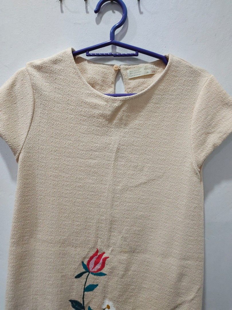 Zara Girls Embroidered Top (Category: Babies & Kids Fashion) located in Valenzuela. Submitted by annday (Listing ID 1404674908, Image 2). Description: Zara Girls top features a beautiful floral embroidery. It has short sleeves and a round neckline. The top is a light beige color. The size is 13/14. It has a button closure at the back..