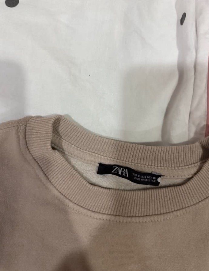Zara Sweatshirt (Category: Coats, Jackets and Outerwear) located in San Juan City. Submitted by decluttzi (Listing ID 1404751652, Image 3). Description: .