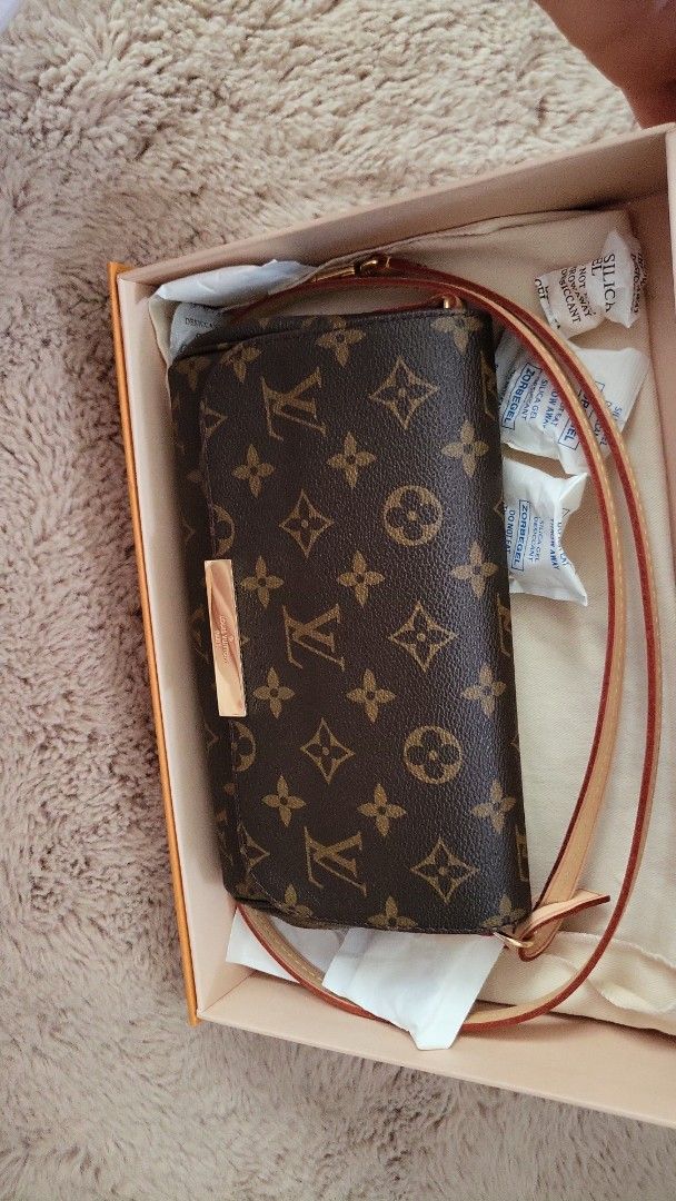 Authentic LV Favourite PM size (Category: Luxury Bags & Wallets) located in Manila. Submitted by bagsstuffmanila (Listing ID 1404933635, Image 1). Description: - Guaranteed Authentic LV FAVOURITE PM size - Monogram canvas - Removable chain strap - Flap closure with gold-tone metal piece - Includes original box and dust bag GOOD AS NEW! Location:Tandang Sora QC.