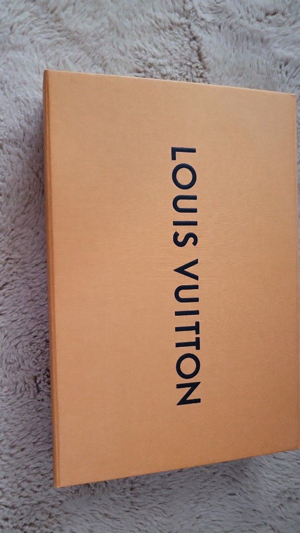 Authentic LV Favourite PM size (Category: Luxury Bags & Wallets) located in Manila. Submitted by bagsstuffmanila (Listing ID 1404933635, Image 2). Description: - Guaranteed Authentic LV FAVOURITE PM size - Monogram canvas - Removable chain strap - Flap closure with gold-tone metal piece - Includes original box and dust bag GOOD AS NEW! Location:Tandang Sora QC.
