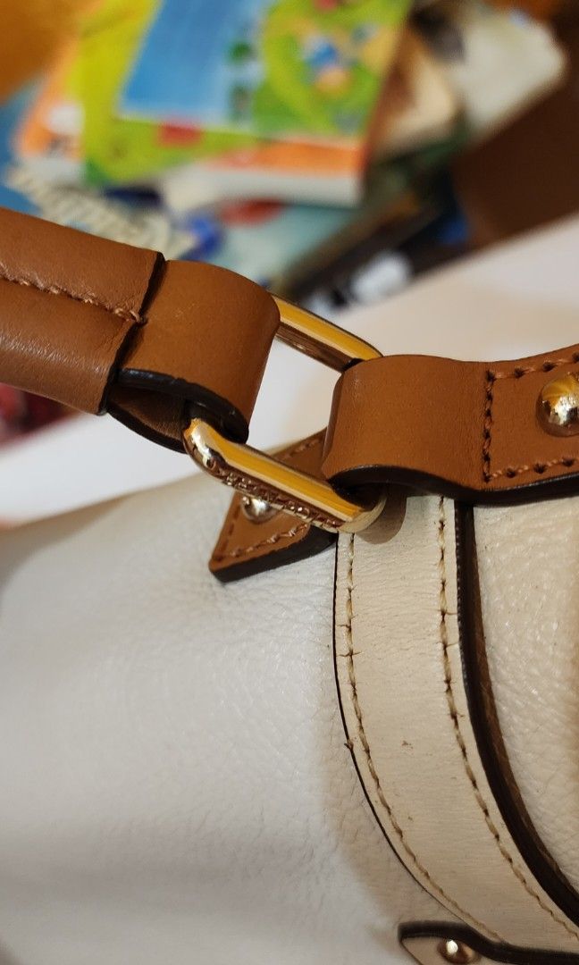 BeanPole White Handbag (Category: Luxury Bags & Wallets) located in Manila. Submitted by gingerific (Listing ID 1404942899, Image 3). Description: - Brand: Bean Pole - Color: White - Closure: Flap with buckle straps - Features: Top handle, gold-tone logo - Material: Leather.