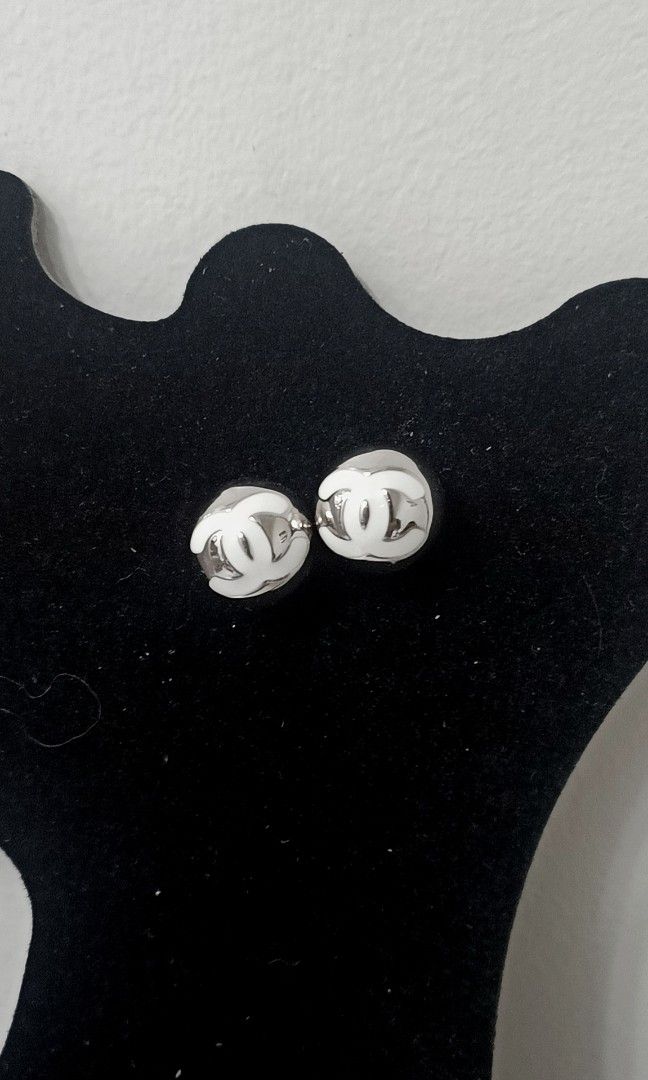 Sale Chanel Stud Earrings (Category: Luxury Accessories) located in Paranaque City. Submitted by par18 (Listing ID 1404831096, Image 1). Description: Cruise collection 2025.