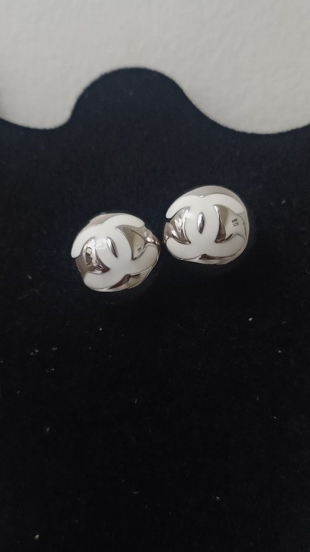 Sale Chanel Stud Earrings (Category: Luxury Accessories) located in Paranaque City. Submitted by par18 (Listing ID 1404831096, Image 3). Description: Cruise collection 2025.