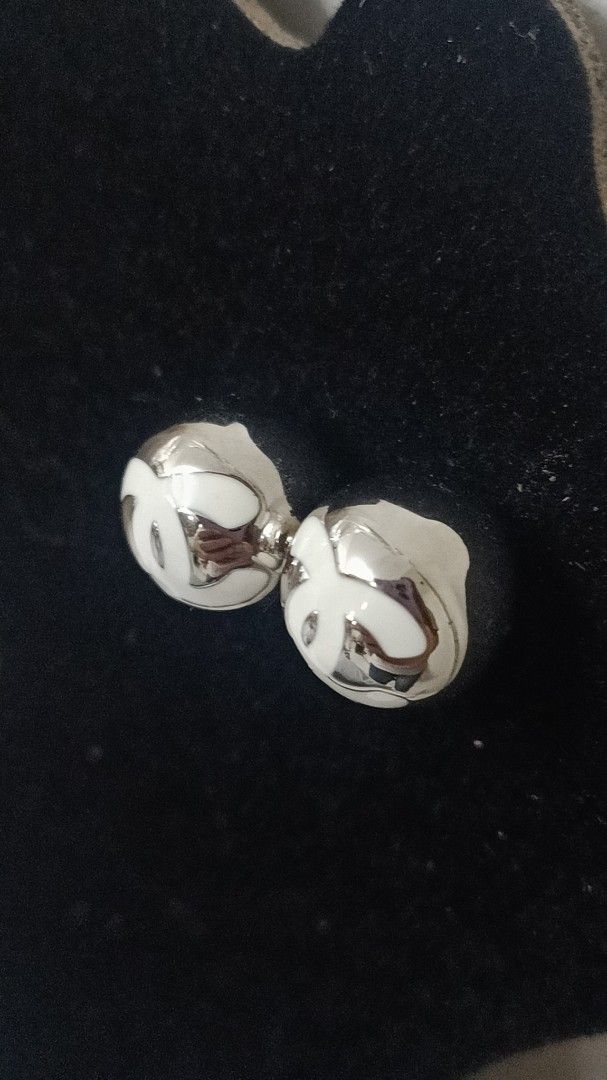 Sale Chanel Stud Earrings (Category: Luxury Accessories) located in Paranaque City. Submitted by par18 (Listing ID 1404831096, Image 2). Description: Cruise collection 2025.